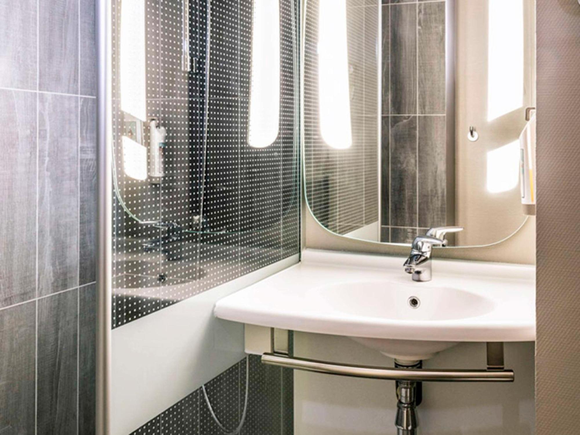 ホテル Ibis Paris Le Bourget ラ・クールヌーヴ エクステリア 写真
