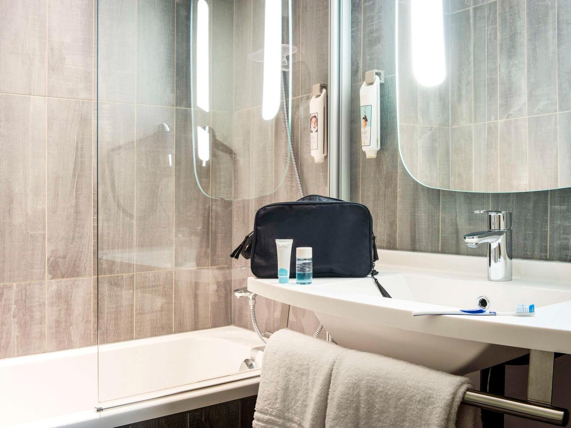 ホテル Ibis Paris Le Bourget ラ・クールヌーヴ エクステリア 写真