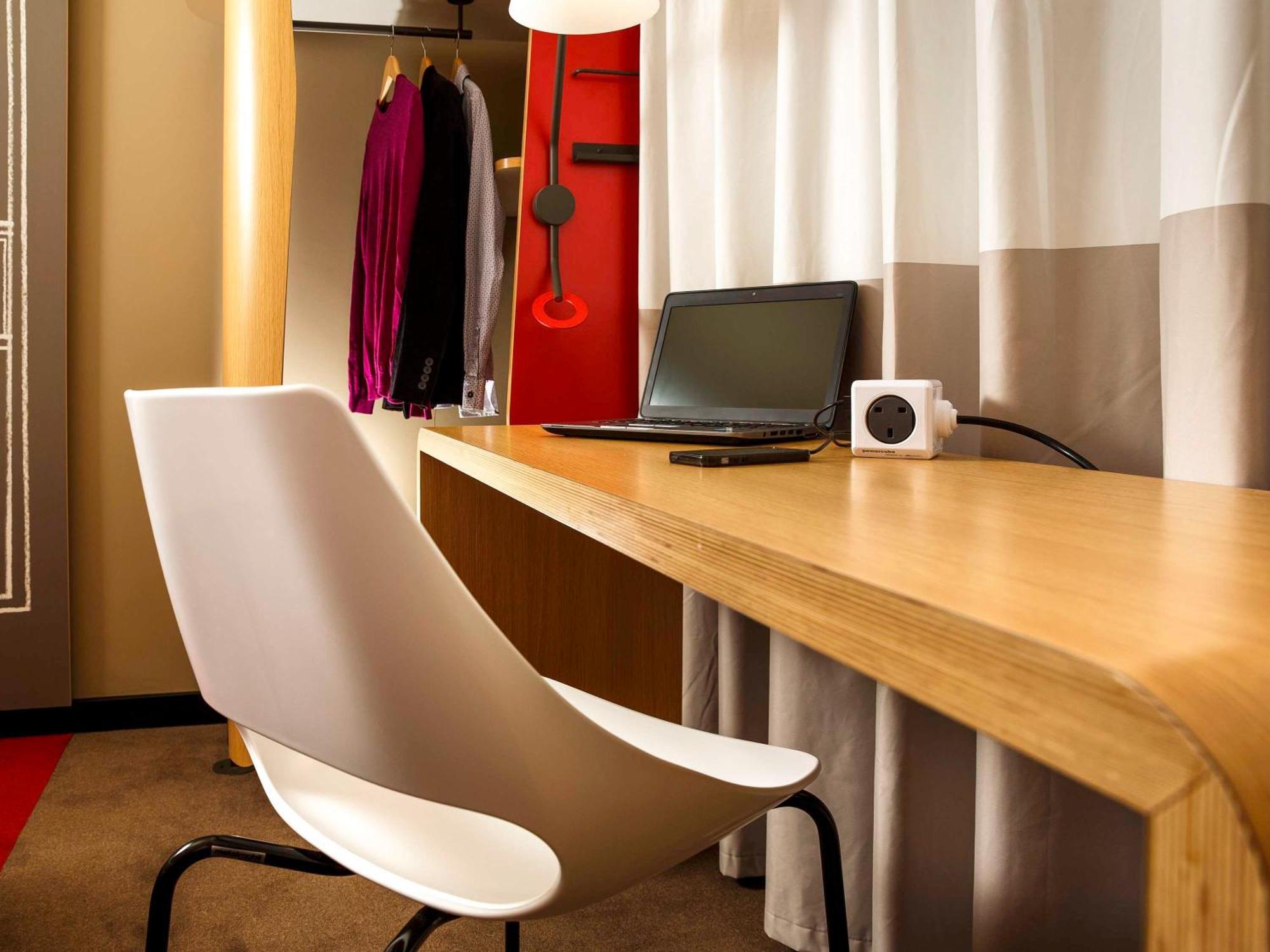 ホテル Ibis Paris Le Bourget ラ・クールヌーヴ エクステリア 写真