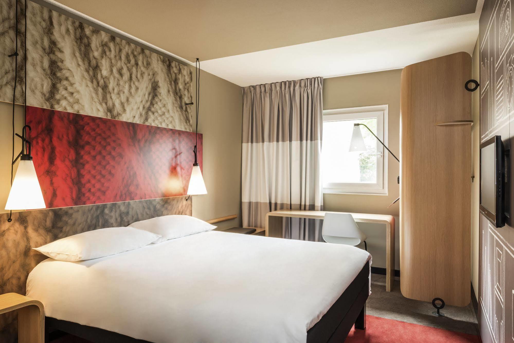 ホテル Ibis Paris Le Bourget ラ・クールヌーヴ エクステリア 写真